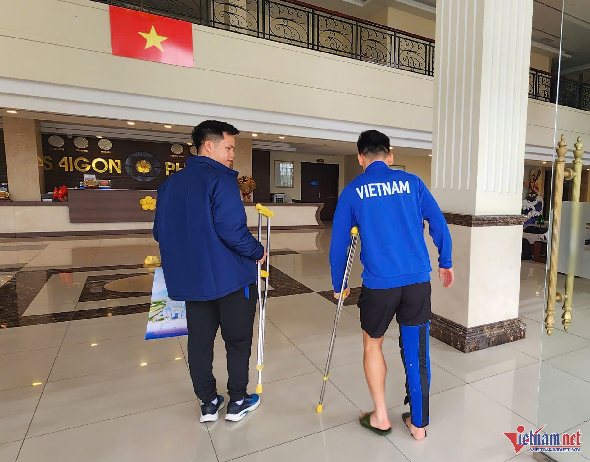 Tấn Tài nhăn nhó chống nạng, chia tay ASEAN Cup